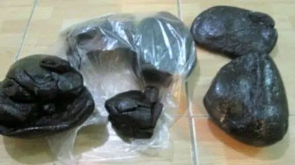 بازداشت 3 مرد جنسیس سوار در آبادان / آنها محموله سیاه داشتند