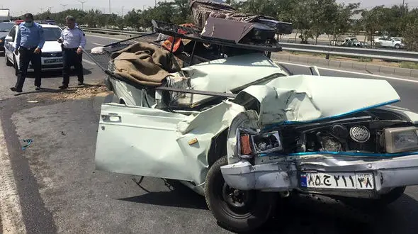 تصادف شدید پیکان وانت با پراید در بزرگراه آزادگان