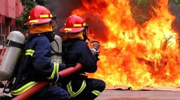 نجات معجزه‌آسای 5 کارگر در آتش‌سوزی مهیب کارخانه ابر ورامین
