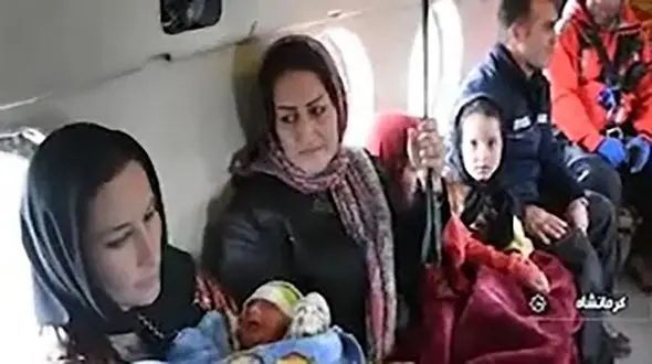 فیلم دلهره آور از لحظه نجات مادر باردار و نوزاد سیل زده