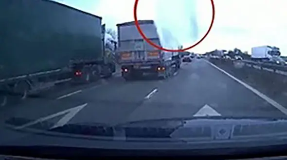 صحنه‌ای که زن جوان را در وسط اتوبان شوکه کرد!+ فیلم