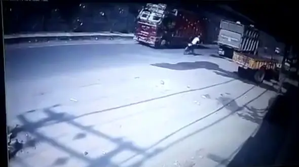  کامیون از آسمان به وسط جاده افتاد! + فیلم