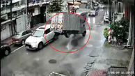 ببینید / این راننده کامیون رد داده بود ! / وسط شهر بارانی چه شد ؟!‌ + فیلم