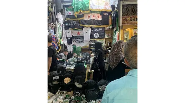 فروش علنی پرچم‌های داعش در بازارهای دمشق / سوریه کشور داعش می شود ! + عکس