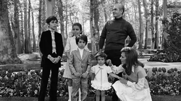 سفر به ایام قدیم سال 1341؛ آبتنی محمدرضا پهلوی با خانواده در سواحل