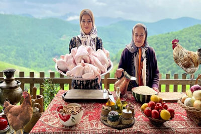 طرز تهیه مرغ شکم‌ پر روستایی در گیلان؛ خوشمزه و تنوری + فیلم