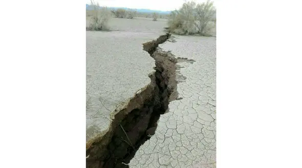 ریل آهن نیشابور دهان باز کرد / شکاف های 80 کیلومتری وحشتناک