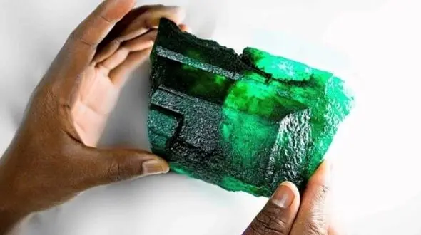 کشف زمرد ۵۶۵۵ قیراطی به ارزش 2 میلیون پوند+عکس