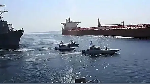 نیروی دریایی سپاه نفتکش متخلف را در جنوب سواحل مکران توقیف کرد/ نفتکش حامل ۳۰ هزار تن محموله مواد پتروشیمی است