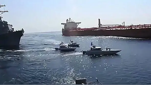 نیروی دریایی سپاه نفتکش متخلف را در جنوب سواحل مکران توقیف کرد/ نفتکش حامل ۳۰ هزار تن محموله مواد پتروشیمی است
