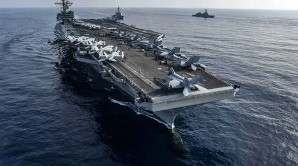 سقوط بالگرد نظامی آمریکا روی عرشه ناو هواپیمابر