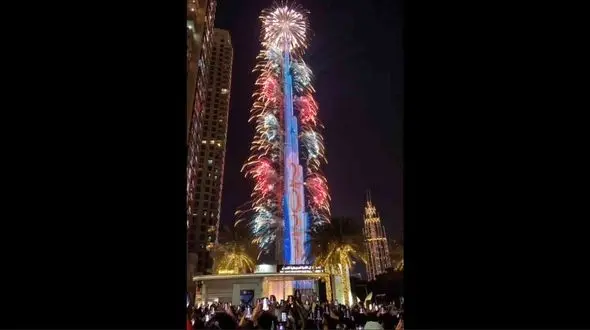 ببینید / واکنش اماراتی‌ها به شروع سال ۲۰۲۳ در کنار برج خلیفه + فیلم دیدنی