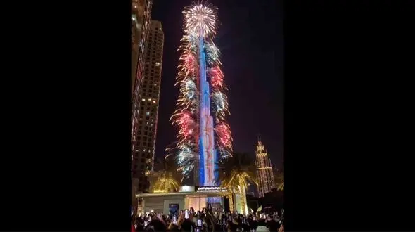 ببینید / واکنش اماراتی‌ها به شروع سال ۲۰۲۳ در کنار برج خلیفه + فیلم دیدنی