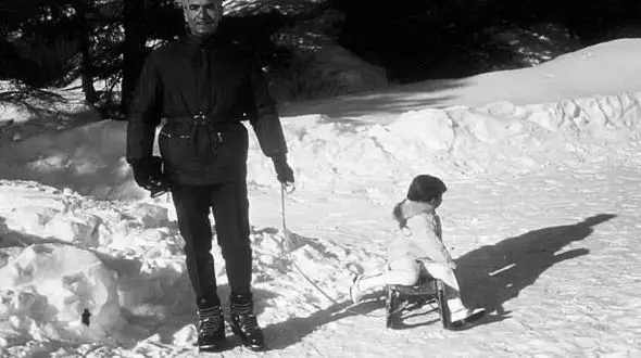 عکس سفر در زمان  /  نقش بر زمین شدن شاه پهلوی توسط فرح دیبا در برف بازی محوطه کاخ نیاوران