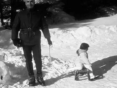 عکس سفر در زمان  /  نقش بر زمین شدن شاه پهلوی توسط فرح دیبا در برف بازی محوطه کاخ نیاوران