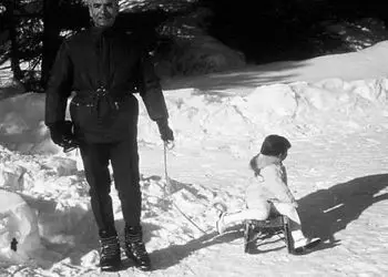 عکس سفر در زمان  /  نقش بر زمین شدن شاه پهلوی توسط فرح دیبا در برف بازی محوطه کاخ نیاوران