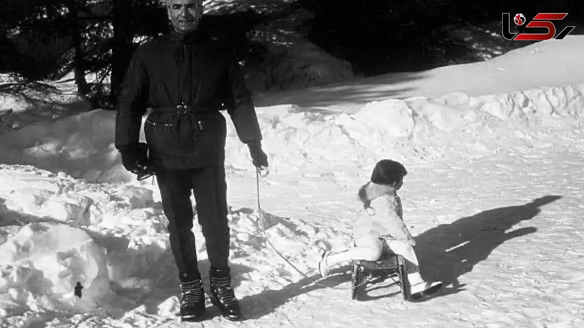عکس سفر در زمان  /  نقش بر زمین شدن شاه پهلوی توسط فرح دیبا در برف بازی محوطه کاخ نیاوران