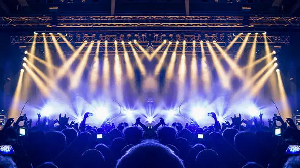 دویدن دختر بی‌حجاب روی استیج کنسرت رضا صادقی + فیلم 