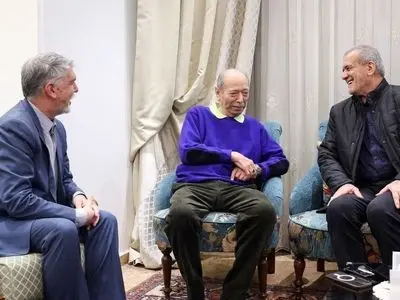 ضیافت افطاری علی نصیریان شبی که مسعود پزشکیان رئیس جمهور کشورمان همراه با دخترشان مهمان خانه ایشان بودند/ افطاری ساده با زولبیا و بامیه