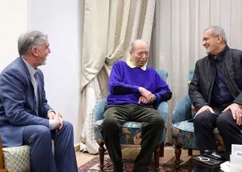 ضیافت افطاری علی نصیریان شبی که مسعود پزشکیان رئیس جمهور کشورمان همراه با دخترشان مهمان خانه ایشان بودند/ افطاری ساده با زولبیا و بامیه