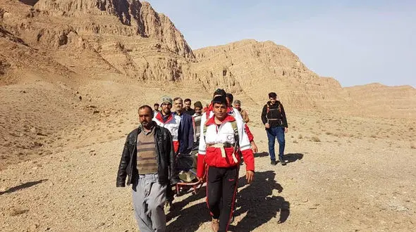 نجات جان حادثه دیدگان کوه های کهنوج / 7 ساعت نفسگیر میان مرگ و زندگی