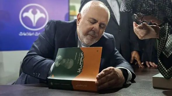 استقبال گسترده مردم از دکتر ظریف در نمایشگاه کتاب تهران + فیلم