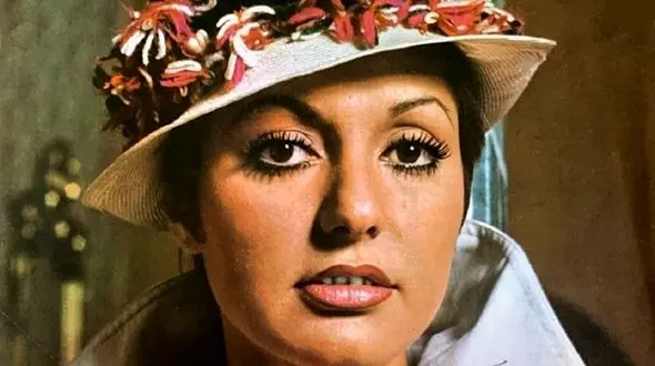 عکس «گوگوش» در 27 سالگی در جشن عروسی دختری محجبه و زیبا  /  سال 56