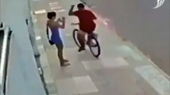 ببینید / تنبیه شدید و خیابانی سارق موبایل دختر جوان؛ فرود آمدن مشت و لگد بر صورت آقای دزد+فیلم