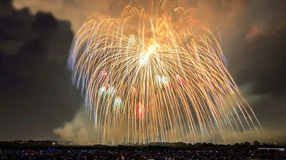 اجرای زیبای مراسم شروع سال نو میلادی در تایلند با پهپادهای نورانی + فیلم