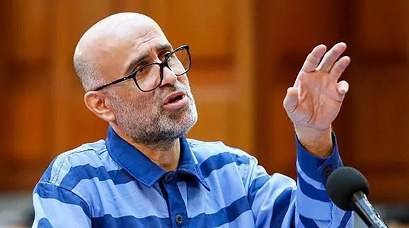 اکبر طبری پرونده های دانه درشت ها را شناسایی می کرد تا اخاذی کند / در دادگاه امروز فاش شد + فیلم