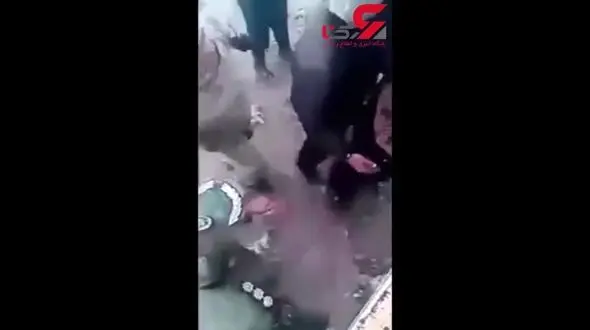 سرهنگ  ارتش خود را برای عبور مردم سیل‌زده پله کرد +فیلم
