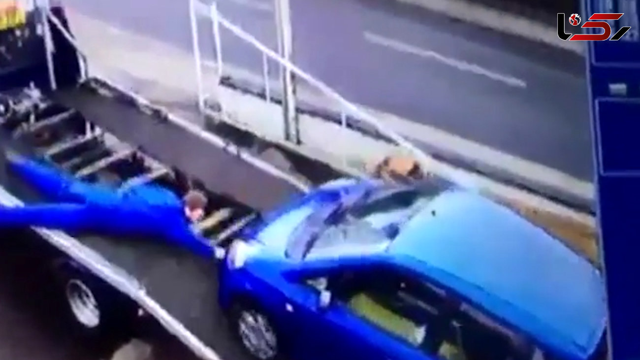 تلاش های بی فایده مکانیک بیچاره برای جلوگیری از سقوط خودرو از روی یدک کش +فیلم