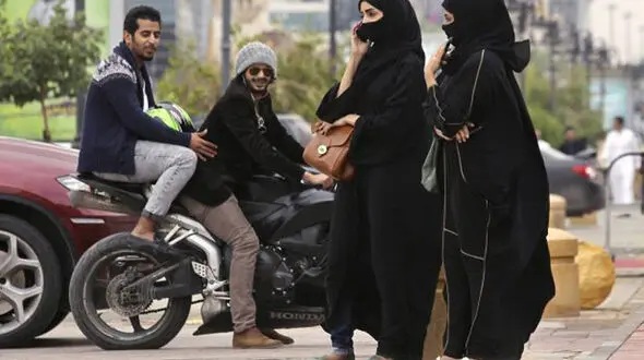 مبلغ وهابی وابسته به آل سعود : زنان تاریخ اِنقضا دارند!