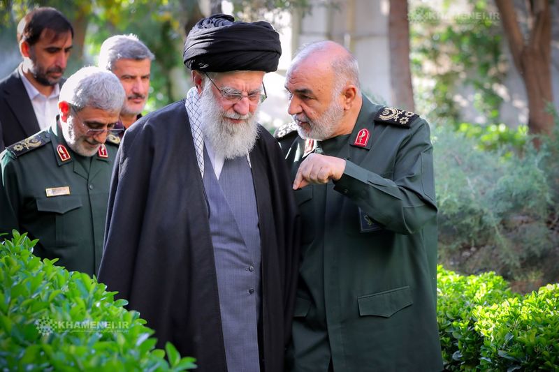  تصاویر شهیدان سلیمانی، سلامی، حاجی‌زاده، شانه‌ئی و طاهرپور در کنار رهبر انقلاب