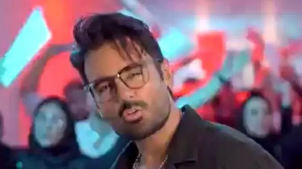 فیلم آواز باشکوه جنجالی سهراب پاکزاد از آهنگ شاد و احساسی «مال من باش»/ تو مال من باش که واسه داشتنت به همه رو زدم کنار من باش که تو این دریا تنهایی پارو زدم