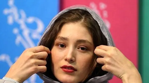 فیلم / فرشته حسینی، همسر افغانستانی نوید محمدزاده: دوست دارم تک  و تنها باشم ... / آینده درخشانی را برای خودم تصور میکنم! / نمایی از چیدمان منزل کلنگی خانم بازیگر با مخده