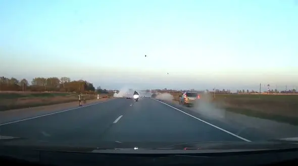 ببینید / برخورد عجیب موتور سوارها با چند ماشین در اتوبان + فیلم