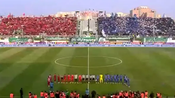 فیلم حال و هوای سکوهای ورزشگاه اراک پیش از دربی ۱۰۶