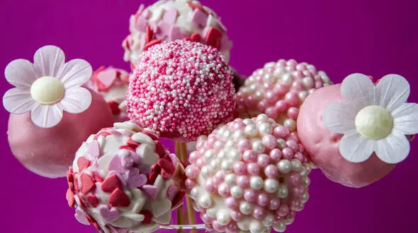 جایگزین تنقلات مضر برای کودکان/ دستور تهیه توپک شکلاتی در خانه