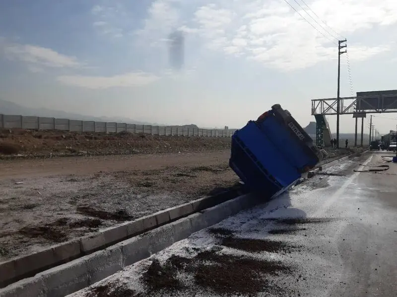 واژگونی نیسان حامل گالن‌های مواد رنگرزی در خاوران/ مصدومیت راننده ۳۵ ساله در حادثه