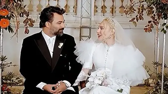 عکس ها / آرام جعفری و بابک انصاری به عنوان عروس و داماد جدید سینمای ایرانمعرفی شدند / از نقش‌آفرینی خواهر و برادر در پرواز در حباب تا پیوند واقعی