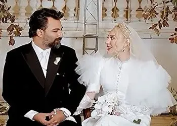 حضور درخشان خانم  بازیگر سریال «پایتخت» در  جشن باشکوه عروسی آرام جعفری ../ از دستکش توری سیاهرنگ تا پالتوی خزدار شیک ...