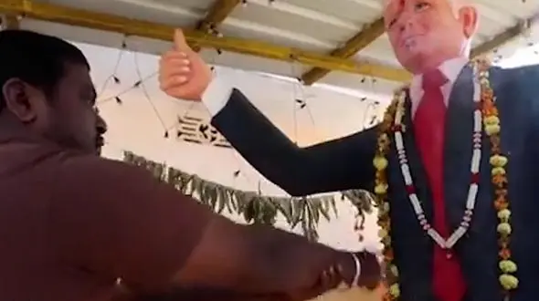 اقدام عجیب مرد هندی با مجسمه دونالد ترامپ+فیلم