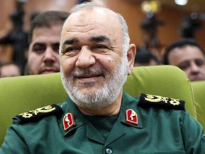 سفر در زمان؛ «لحظه اعطای درجه سرلشکری به حسین سلامی»؛ سال 1398