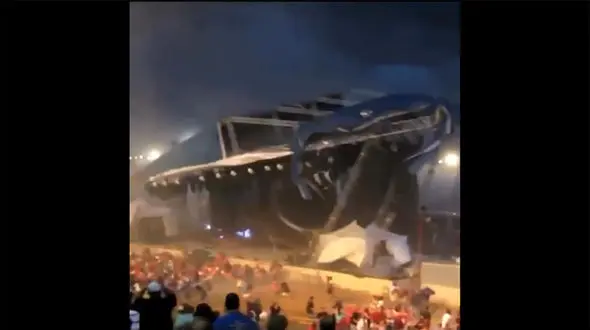 لحظه هولناک سقوط صحنه نمایشگاه ایالتی ایندیانا