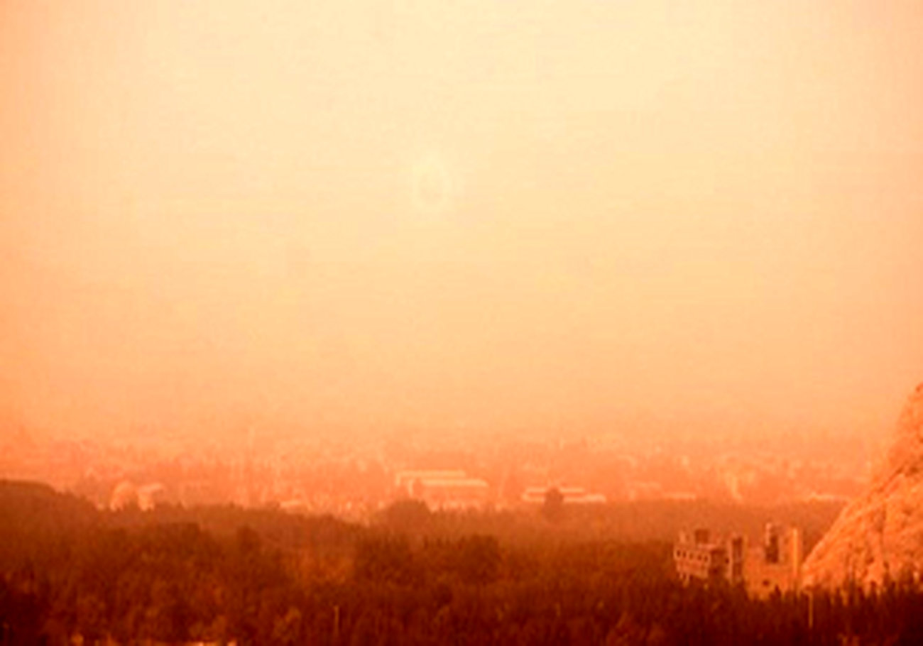 گرد و غبار ۶۱ کرمانی را راهی مراکز درمانی کرد/ کاهش دید افقی و کیفیت هوا تا فردا ادامه دارد 