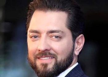 سلفی متفاوت و قدیمی بهرام رادان جلوب آینه و خودنمایی چشمتان سبز دریایی‌اش / چقد اینجا جوون بود