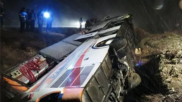 واژگونی مرگبار اتوبوس در چهارمحال و بختیاری / 4 صبح مسافران وحشت زده شدند