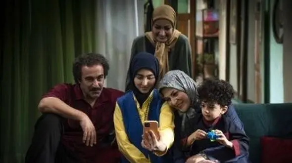 سکانس خنده دار سریال پایتخت/ شاهکار شعر خوانی محسن تنابنده از رودکی حماسه آفرید