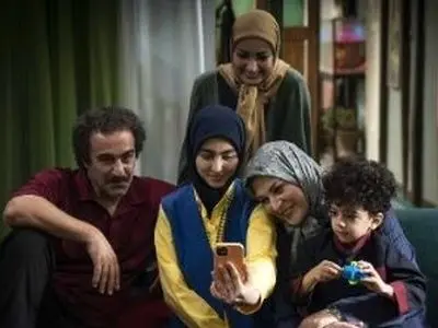 سکانس خنده دار سریال پایتخت/ شاهکار شعر خوانی محسن تنابنده از رودکی حماسه آفرید